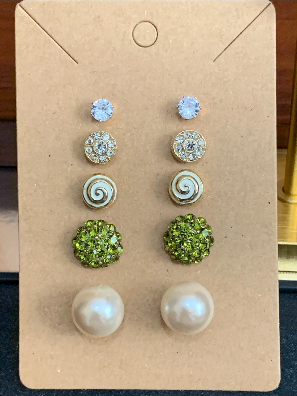 5 pairs of stud earrings
